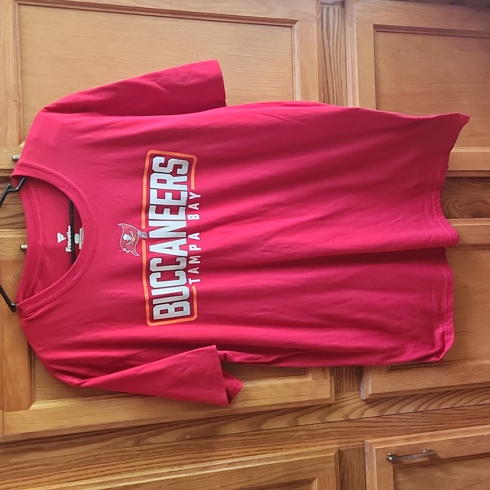Buccaneers T-Shirt NWOT Size Large